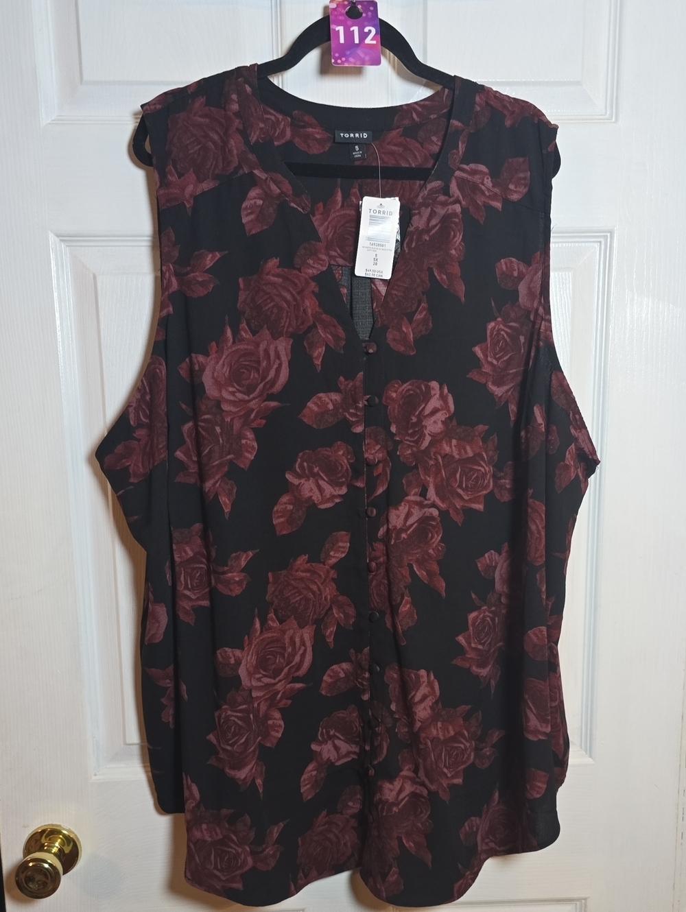 112 Nwt torrid 5 5X Black Sleeveless Blouse with Wine Rose Print